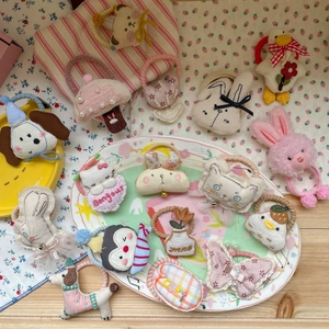 Détails de chouchous en peluche avec motifs animaux, broderies et perles décoratives