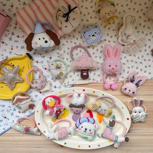 Détail de chouchous en peluche mignons avec motifs d'animaux, ours et lapins