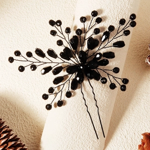 Détail d'une épingle à cheveux de mariée faite main avec perles de cristal noir et métal