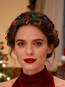 Gros plan du serre-tête en cristal avec gemmes rouges et vertes pour fête de Noël