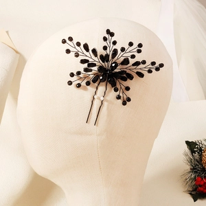 Détail d'une épingle à cheveux de mariée en cristal noir fait main avec motif floral