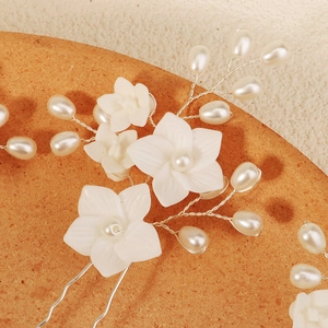 Elegant bridal white flower hair pin set with handmade pearls and silver wires