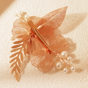 Barrette de mariée exquise avec ailes de papillon dorées, feuilles en métal et perles