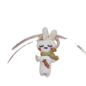 Élastique à cheveux lapin en tissu crème fait main avec écharpe et broderie carotte