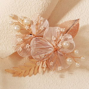 Pince à cheveux de mariée fleur en fil doré avec perles blanches et feuille ajourée