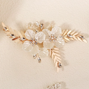 Barrette à fleurs blanches avec feuilles dorées et perles pour coiffures élégantes