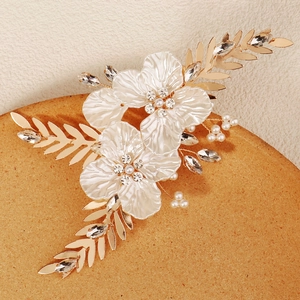 Barrette à fleurs blanches exquise avec feuilles dorées et perles pour coiffure mariée