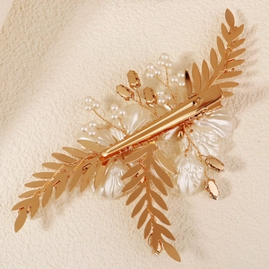 Barrette à fleurs blanches élégante avec feuilles dorées, perles et strass pour femmes