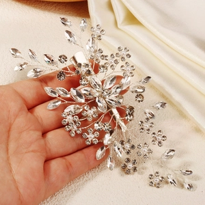 Detailed bridal hair clip with sparkling rhinestones, white pearls and silver wire branches