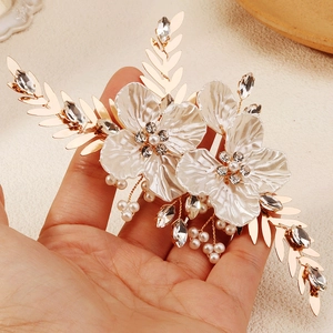 Barrette à cheveux fleurs blanches avec feuilles dorées, perles et strass pour femme