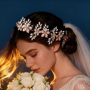 Exquisites Braut-Haarband mit goldenen Metallblättern, rosa Blüten und Kristallen