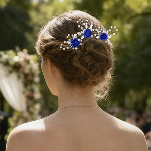 Détail d'épingle à cheveux de mariée avec roses bleues, perles et fil argenté
