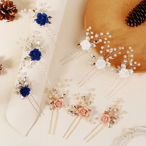Détail d'épingles à cheveux en U faites à la main avec fleurs bleues et blanches et perles
