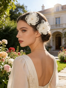 Dettaglio di fermagli per capelli con fiori di rete bianchi e perle su una modella