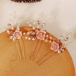 Détails de trois épingles à cheveux faites main avec roses roses et feuilles dorées