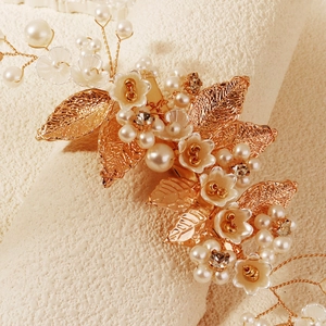 Pince à cheveux de mariée faite main avec feuilles d'or, perles blanches et fleurs