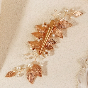 Barrette à cheveux feuilles dorées et perles blanches pour coiffure mariée élégante