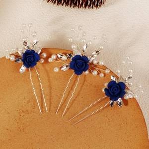 Détail de pic à cheveux roses bleues en argile avec perles et strass sur liège