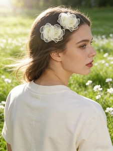 Dettaglio di fermagli per capelli a fiore in rete su modella con sfondo da sogno