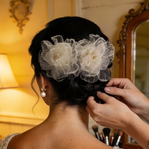 Vista dettagliata di eleganti fermagli per capelli con fiori in tulle bianco e perline