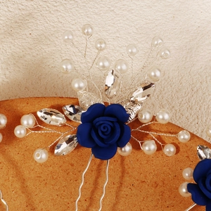 Détail d'épingle à cheveux rose en résine bleu foncé avec fil argenté et perles