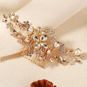 Détail macro du peigne à cheveux doré fait main avec strass et cristaux de mariée