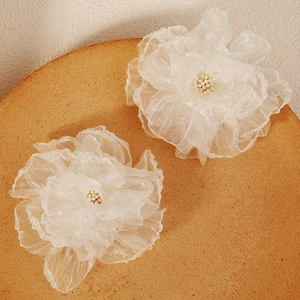 Fermaglio per capelli con fiori in rete bianca, petali in organza e dettagli perlati