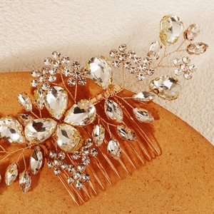 Détail macro du peigne de mariée en fil doré avec des strass en cristal étincelants