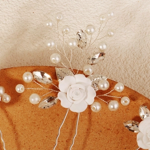 Épingle à cheveux de mariée avec rose blanche, perles et cristaux faits à la main
