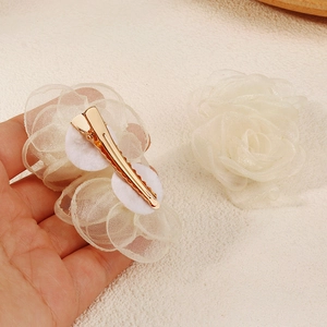 Fermaglio per capelli con fiori in rete crema, clip a coccodrillo dorata e feltrino bianco
