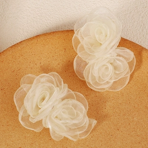Elegante fermaglio per capelli con doppia rosa in organza bianca e petali in rete leggera