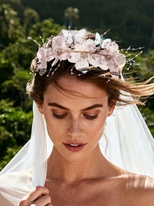 Detail eines Braut-Haarreifs mit rosa Netz-Blütenblättern und blauen Schmetterlingsmotiven
