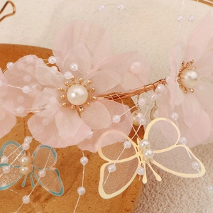 Eleganter Haarreif mit rosa Netzblumen, Perlen und feinen Schmetterlingsanhängern