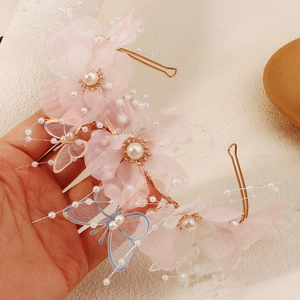 Detailansicht von handgefertigtem rosa Netzblumen-Haarband mit Perlen und Golddraht-Schmetterling