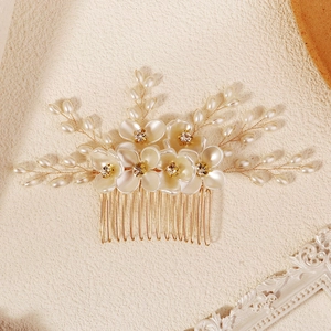 Dettaglio del pettine da sposa con fiori in acrilico, perle e dettagli in cristallo