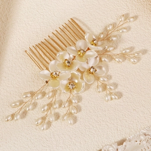 Dettaglio del pettine sposa con fiori in acrilico e rami dorati con perle e strass