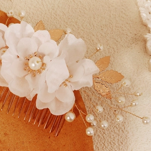 Vintage floral bridal hair comb with handmade pearls and gold leaf accents for wedding hairstyles