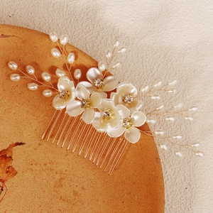 Pettine per capelli da sposa con fiori acrilici e perline su un supporto di legno
