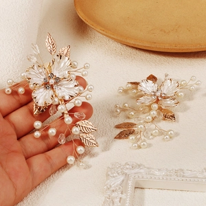 Détail de pince à cheveux mariée 2 pièces avec pétales perlés, feuilles d'or et cristaux