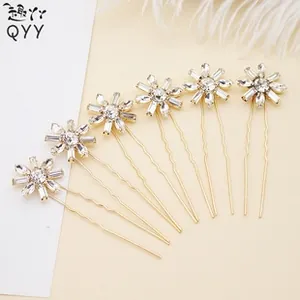 Détail de 6 épingles à cheveux en forme de U avec fleurs dorées et cristaux brillants