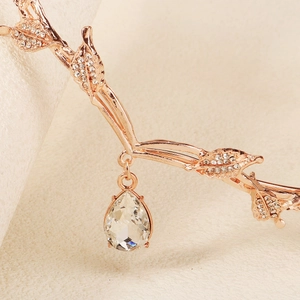 Elegant rose gold bridal crown with leaf design and pear-shaped zircon drop pendant