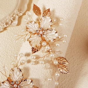 Pince à cheveux florale avec pétales blancs, feuilles dorées et perles pour mariages