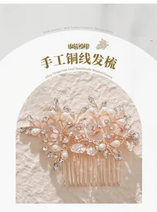 Détail du peigne à cheveux mariée or rose avec perles, strass et feuilles d'alliage