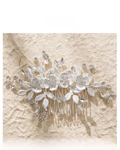 Dettaglio del pettine da sposa con fiori in smalto bianco e strass scintillanti