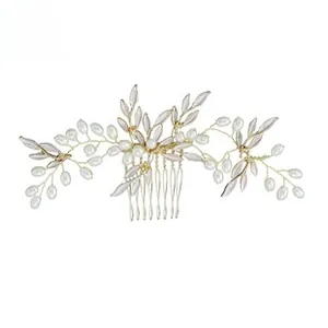 Détail d'un peigne à cheveux en fil doré avec perles blanches et feuilles ciselées