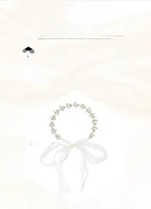 Gros plan détaillé du bandeau de mariée avec fleurs en cristal et rubans en organza