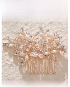 Vue macro détaillée du peigne de mariée en or rose avec perles, strass et design de papillon