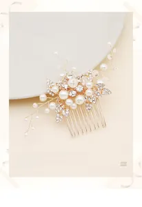 Gros plan d'un peigne à cheveux de mariée doré avec perles blanches et fleurs en cristal