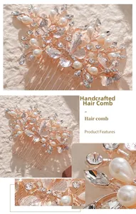 Détail du peigne à cheveux mariée rose doré avec perles, strass et motifs papillons
