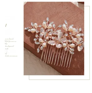 Détail d'un peigne à cheveux de mariée or rose avec perles et papillons en cristal fins